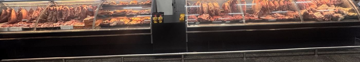 Balcões refrigerados de carnes em um açougue de supermercado